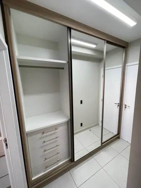 Guarda-roupa planejado com portas de correr e gaveteiro interno