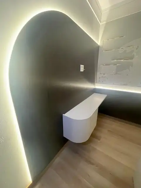 Painel planejado em arco com iluminação em LED