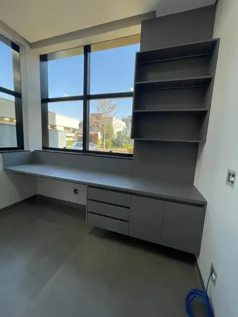 Bancada de home office com prateleiras sob medida