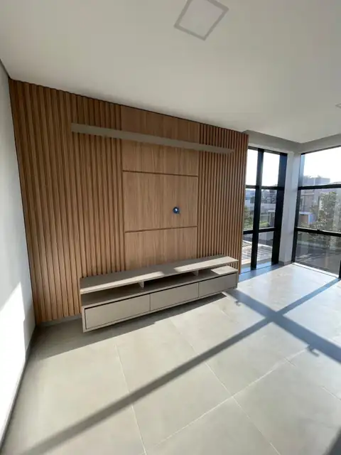 Home planejado para sala com painel ripado e rack